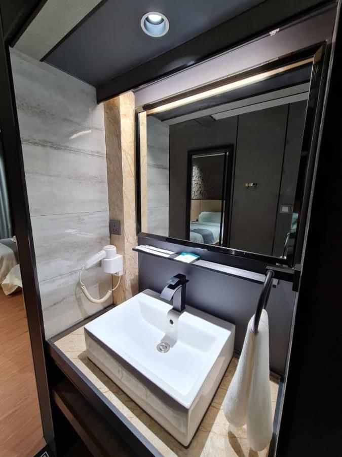 Extreme Boutique Hotel Keluang Kültér fotó