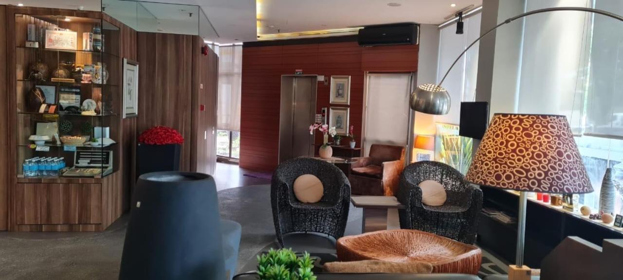 Extreme Boutique Hotel Keluang Kültér fotó
