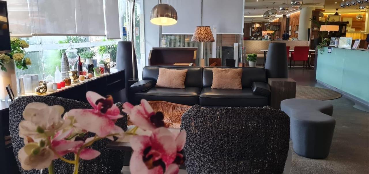 Extreme Boutique Hotel Keluang Kültér fotó